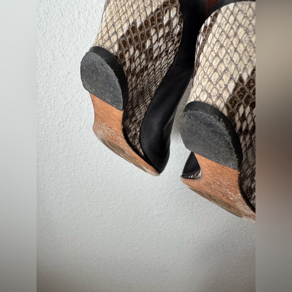 AGL Attilio Giusti Leombruni “Jody” patent and leather wedge pump - Picture 7 of 9